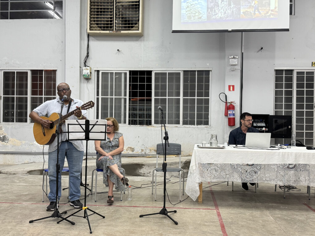 Palestra-show no CEEBJA dialoga sobre a formação do povo brasileiro com muita música e poesia