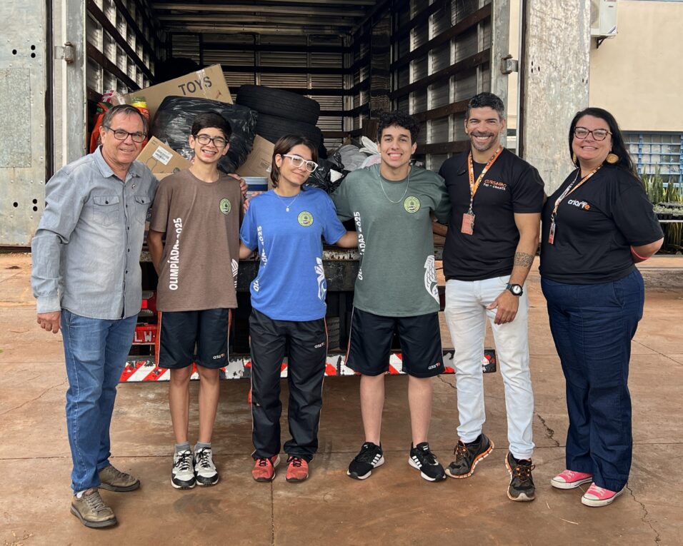 Alunos do Colégio Criarte, de Maringá, fazem doação recorde de tampinhas de garrafa